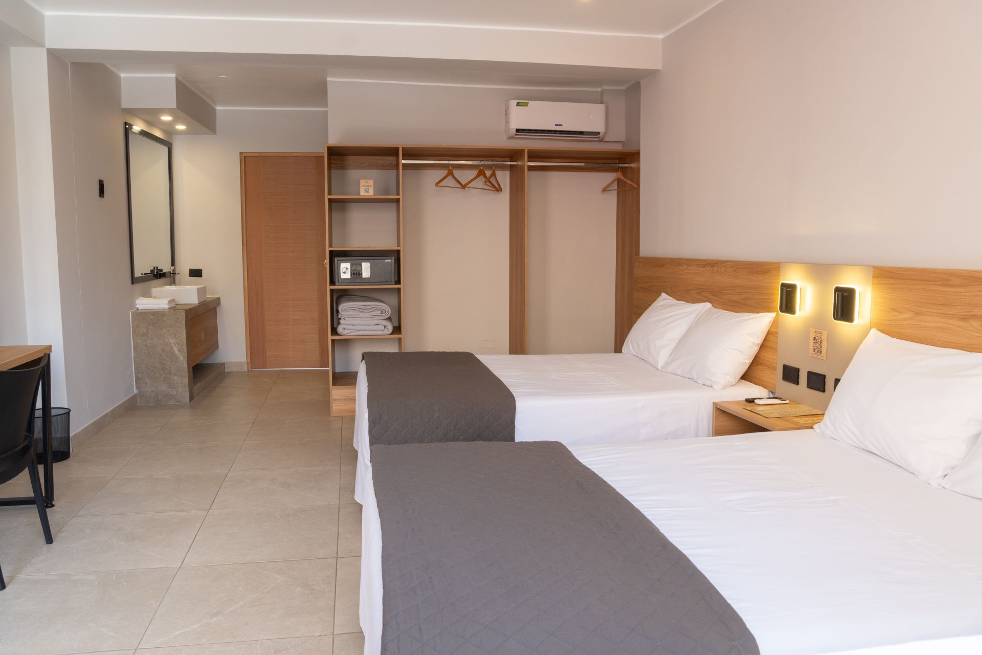 Habitación doble Deluxe, balcón, vista a la ciudad | Caja de seguridad en la habitación y escritorio 