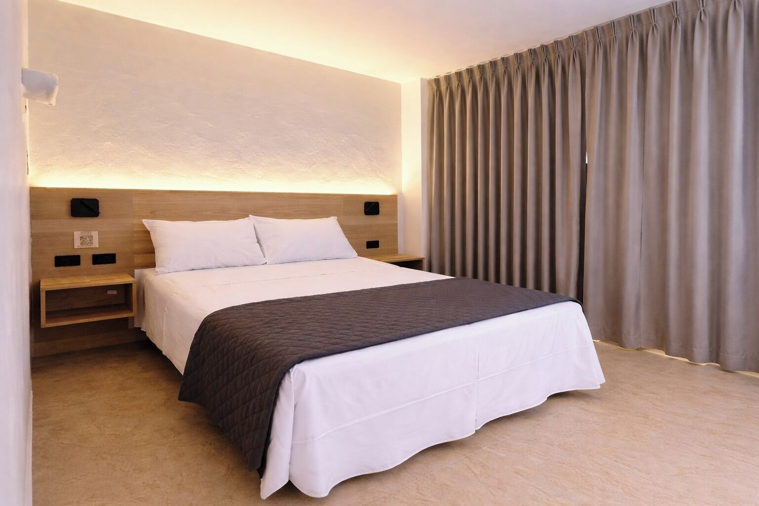 Standard Single Room | In-room safe, desk, laptop workspace, blackout drapes