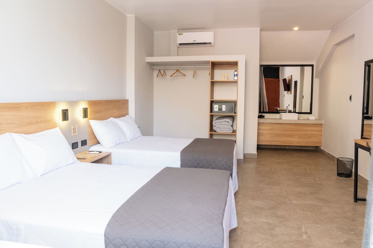 Habitación Deluxe con 2 camas individuales | Caja fuerte, escritorio, espacio para trabajar con un portátil