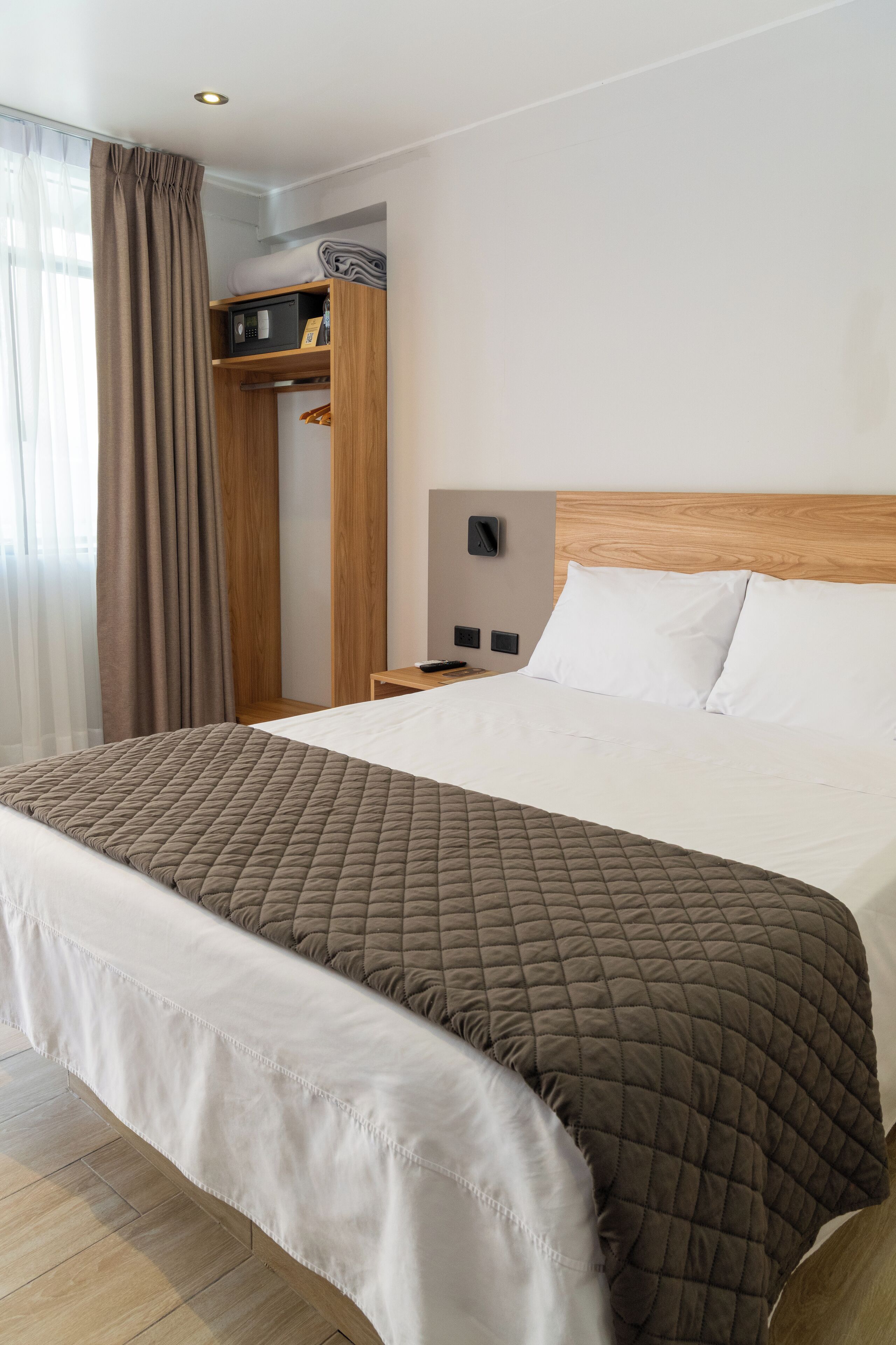 Habitación doble estándar | Caja de seguridad en la habitación y escritorio 