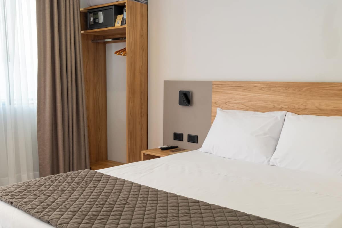 Habitación doble estándar | Caja de seguridad en la habitación y escritorio