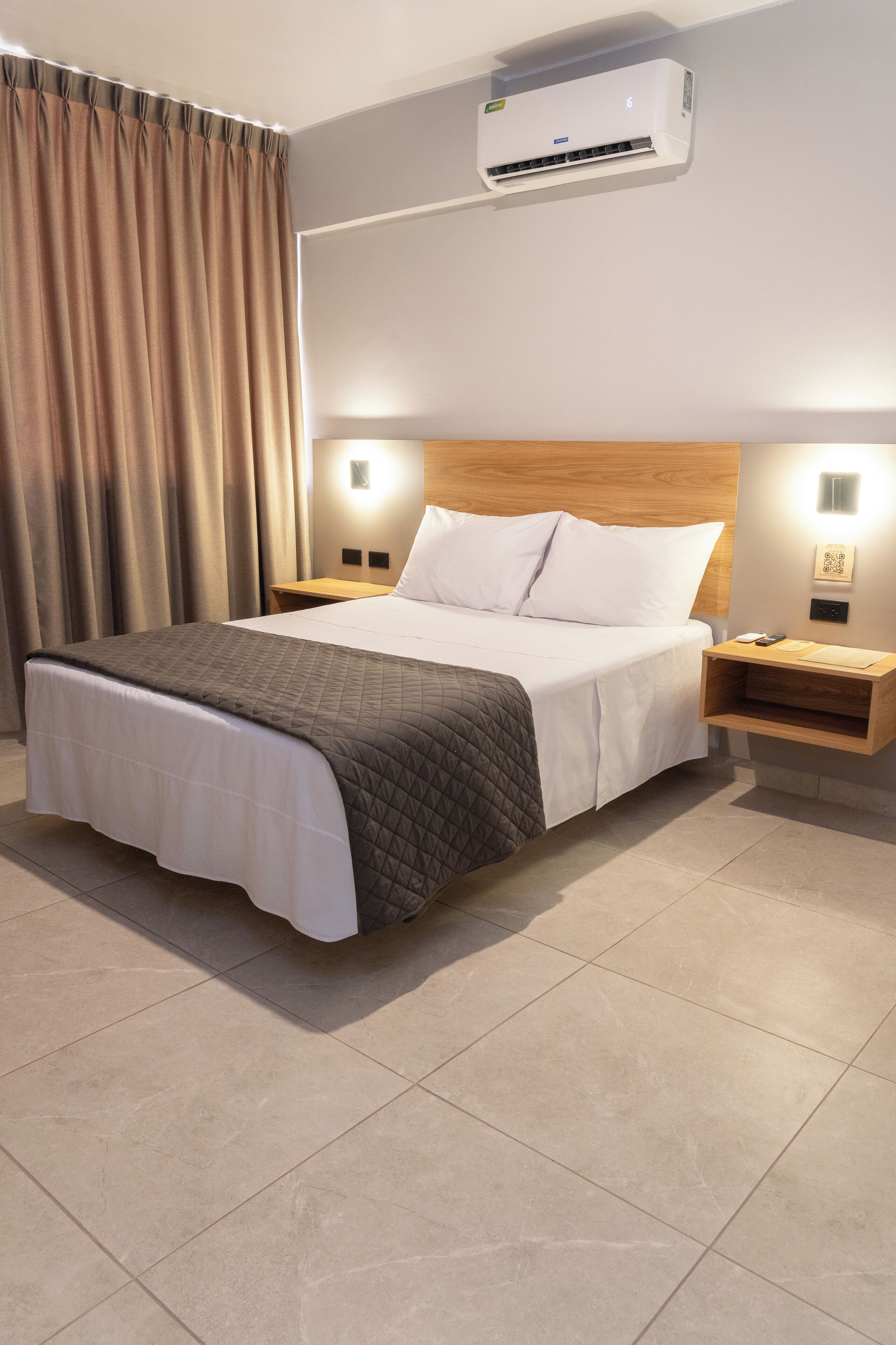 セーフティボックス (室内)、デスク、ノートパソコン用作業スペース、遮光カーテン