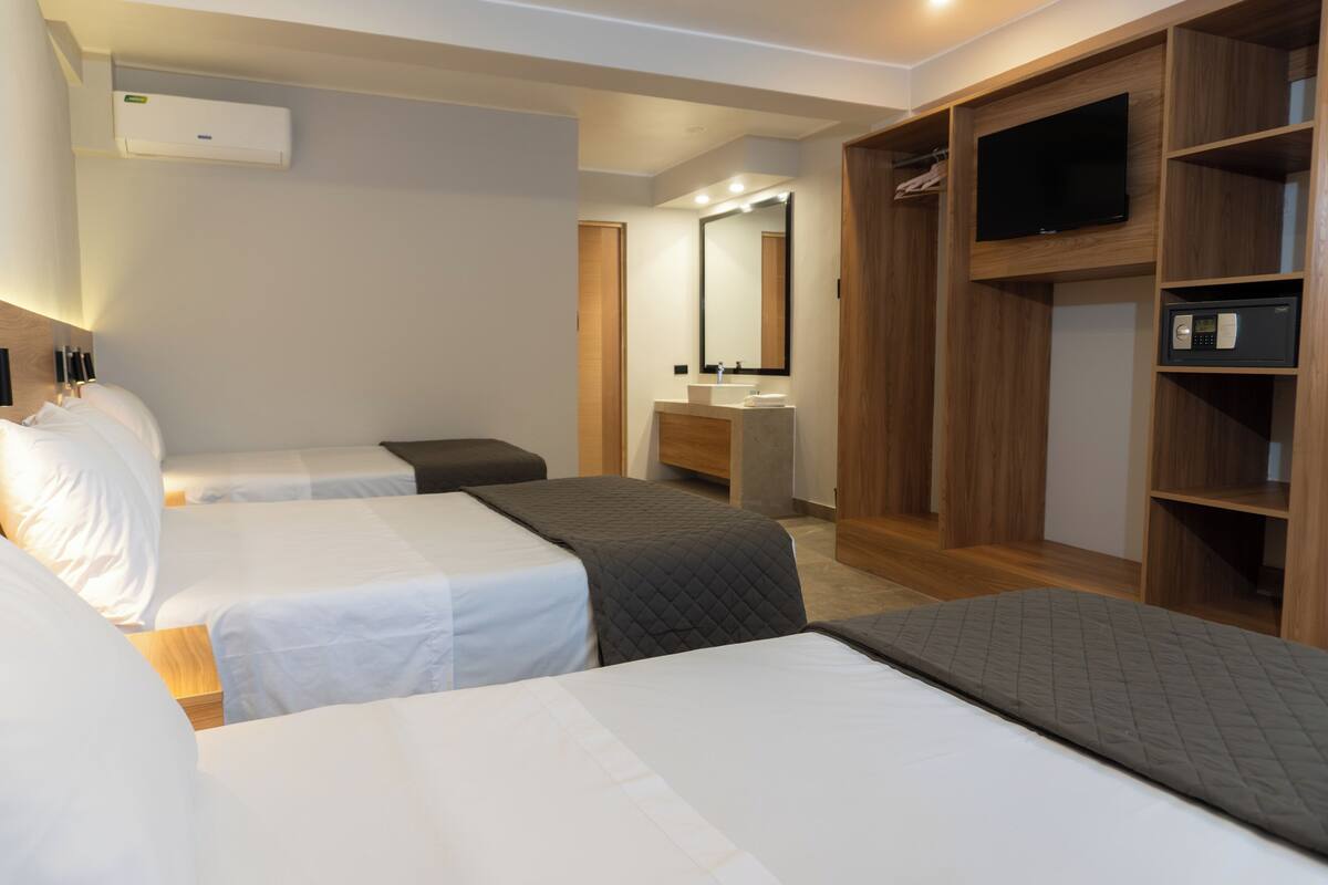 Luxury Triple Room, Balcony, City View