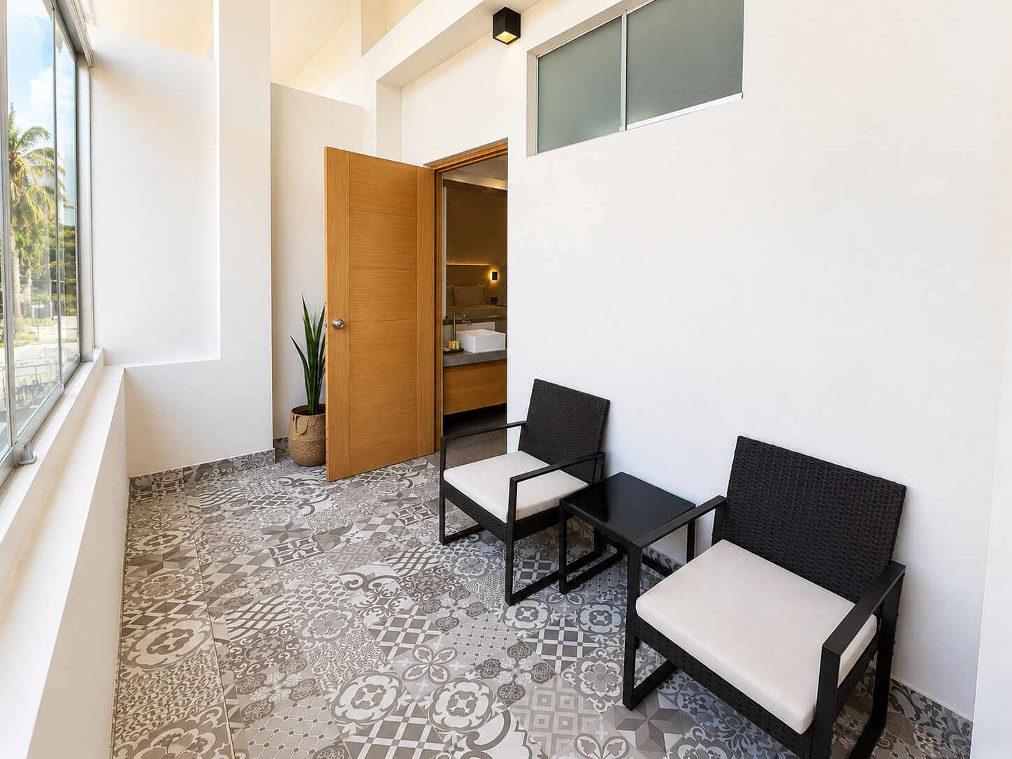Habitación triple Deluxe, balcón, vista a la ciudad | Terraza o patio