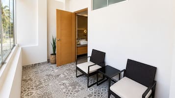 Habitación triple Deluxe, balcón, vista a la ciudad | Terraza o patio