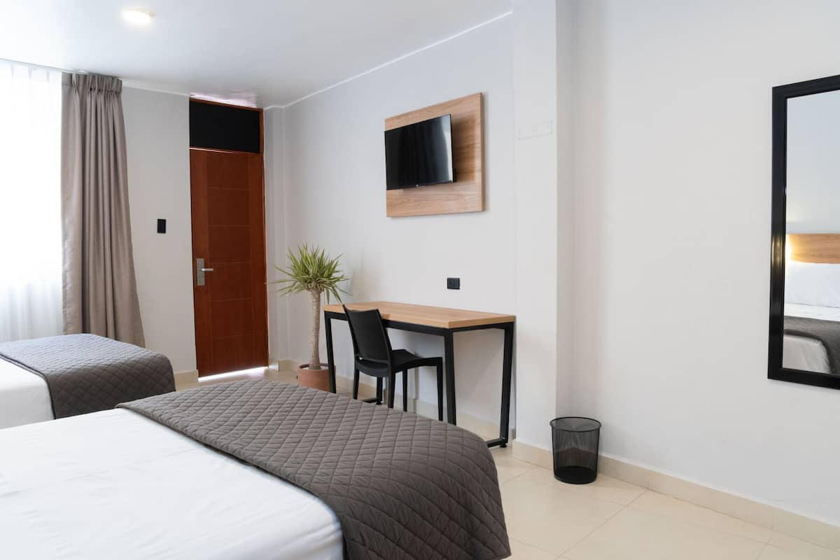 Habitación superior con 2 camas individuales | Caja de seguridad en la habitación y escritorio