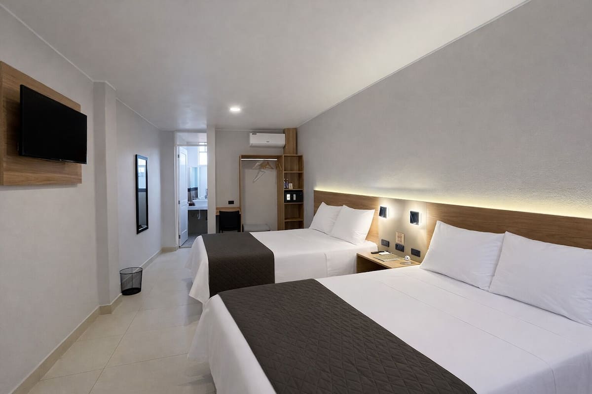 Superior Twin Room | In-room safe, desk, laptop workspace, blackout drapes