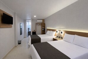 Superior Twin kamer | Een kluis op de kamer, een bureau, een laptopwerkplek