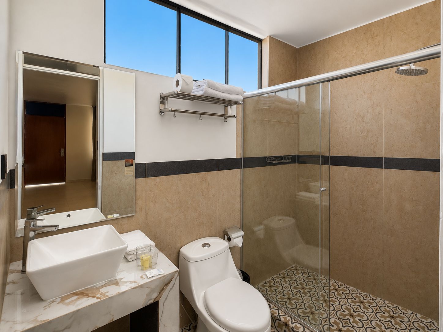 Un baño moderno con ducha, inodoro y lavamanos.