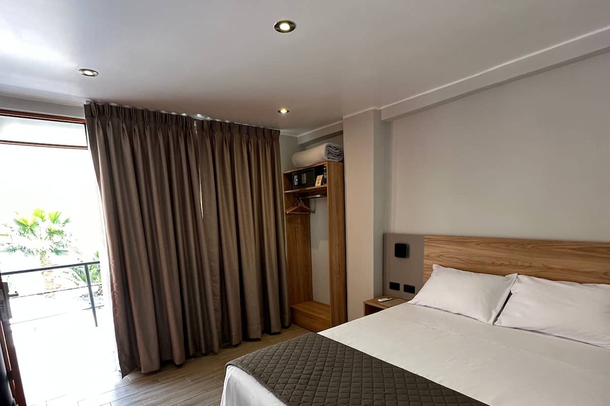 Quarto casal superior | Cofres nos quartos, escrivaninha, espaço de trabalho para notebook