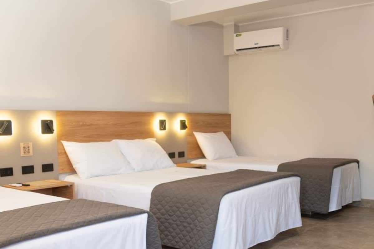 Habitación triple Deluxe, balcón, vista a la ciudad | Caja de seguridad en la habitación y escritorio