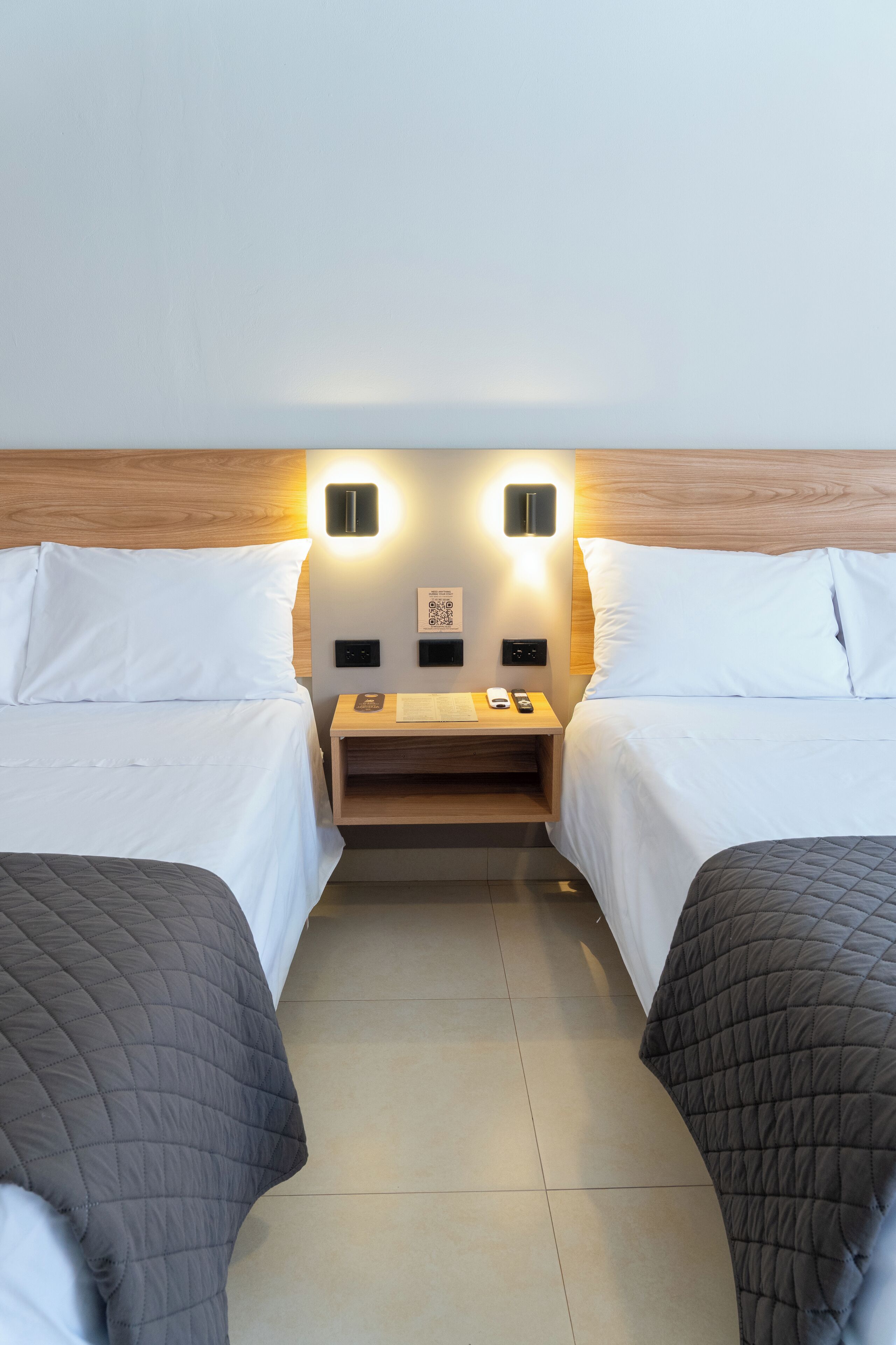 Habitación superior con 2 camas individuales | Caja fuerte, escritorio, espacio para trabajar con un portátil