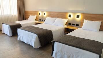 Tripla Deluxe, balcone, vista città | Cassaforte in camera, una scrivania, postazione laptop, tende oscuranti