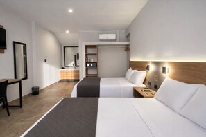 Deluxe Twin Room | In-room safe, desk, laptop workspace, blackout drapes - Senoma Hotel (Ica)