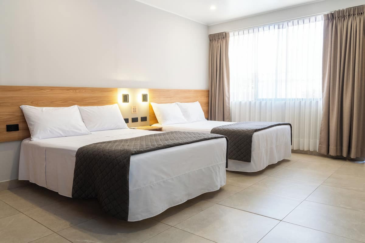 Habitación Deluxe doble, balcón, vistas a la ciudad | Caja fuerte, escritorio, espacio para trabajar con un portátil