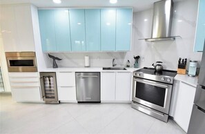 Micro-ondes, four, plaque de cuisson, lave-vaisselle