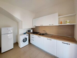 Refrigerador, microondas, parrilla de estufa y utensilios de cocina 