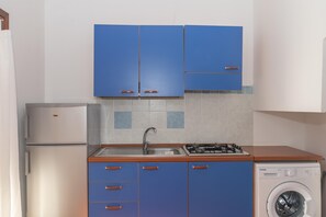 Kühlschrank, Mikrowelle, Herdplatte, Wasserkocher mit Kaffee-/Teezubehör