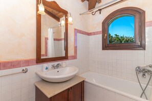 Een douche, een bidet, handdoeken