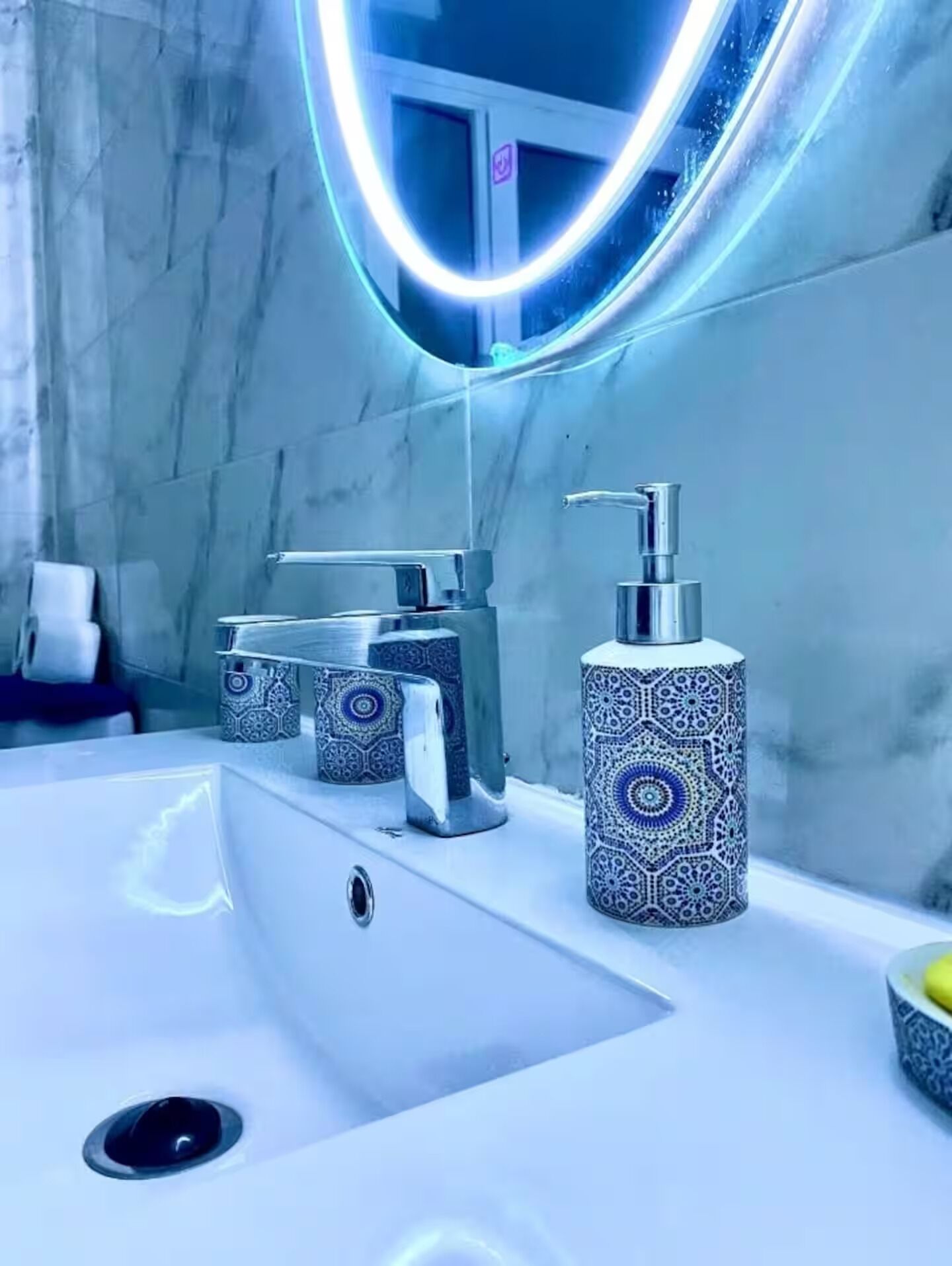 Bidet, serviettes fournies, savon, papier toilette