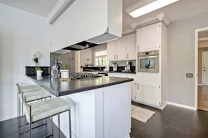 House, Multiple Beds, Pool Access, Pool View (O-side Oasis) | Private kitchen | Fridge, microwave, oven, stovetop