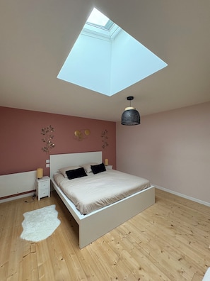 2 bedrooms, internet, bed sheets