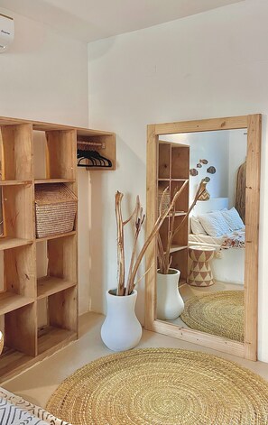 Interior - Private Authentic Island Villa & pool Paje Zanzibar TV WIFI AC 90m to beach (Paje Beach)