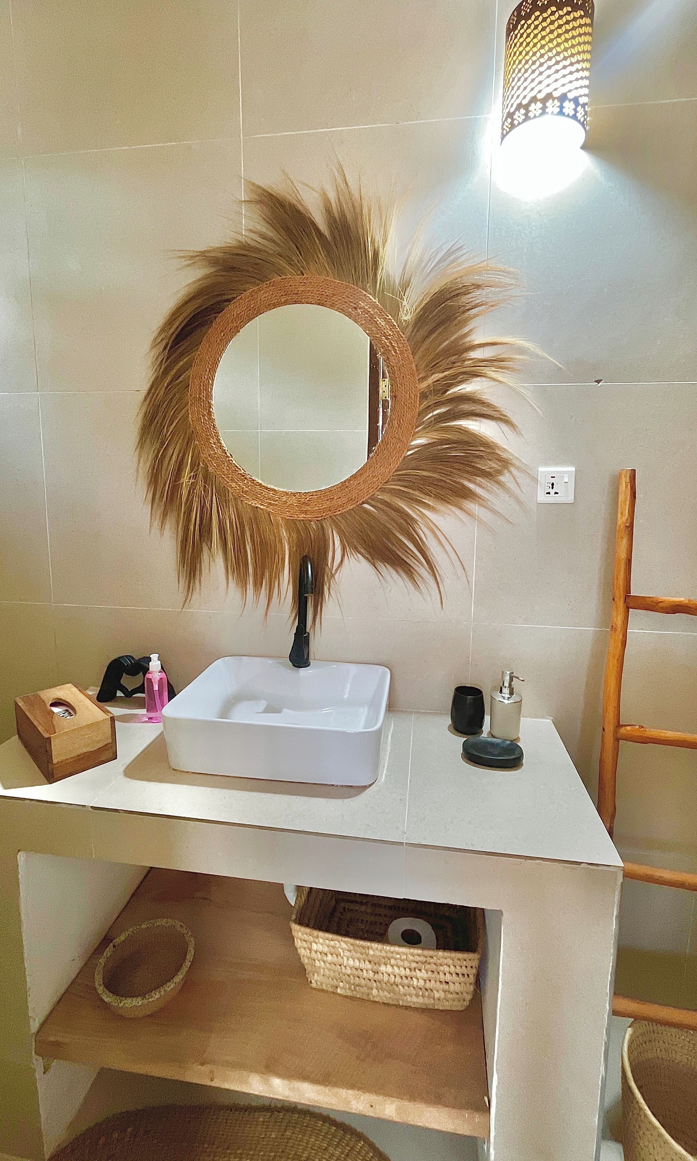 Regadera, secadora de cabello, toallas, jabón 