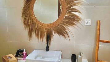 Regadera, secadora de cabello, toallas, jabón