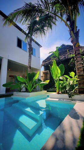 Private 8 sleeper villa & pool WIFI TV steps away from Paje Beach Zanzibar