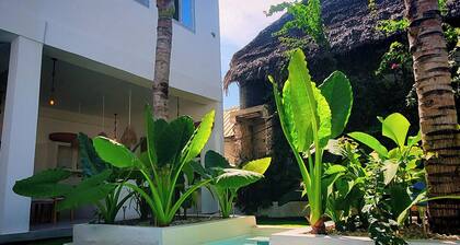 Private 8 sleeper villa & pool WIFI TV steps away from Paje Beach Zanzibar
