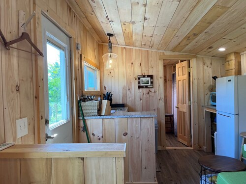 Fun Mountain Getaway with views and WIFI. Close to Mountains, Rivers and Lakes!