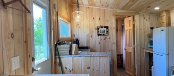 Fun Mountain Getaway with views and WIFI. Close to Mountains, Rivers and Lakes!