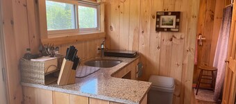 Fun Mountain Getaway with views and WIFI. Close to Mountains, Rivers and Lakes!