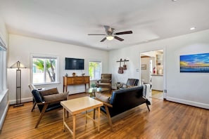 House, Multiple Beds, Patio, Garden View (Vintage Beach Bungalow) | Living area
