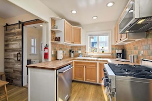 Maison, Plusieurs lits, patio, vue sur le jardin (Vintage Beach Bungalow) | Cuisine privée | Réfrigérateur, four à micro-ondes, un four, surface de cuisson