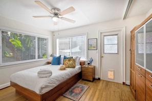 Rumah, Beberapa Tempat Tidur, patio, pemandangan kebun (Vintage Beach Bungalow) | 3 kamar tidur dan didekorasi berbeda-beda