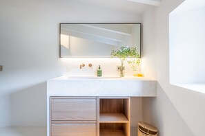 Shower, hair dryer, towels - Rural House 'Can Panxeta' with Sea Views, Wi-Fi and Air Conditioning (Illes Balears)