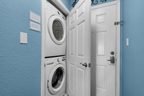 Condo, 1 King Bed with Sofa bed (Islander Beach Resort 2002) | Interior