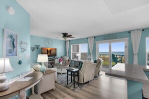 คอนโด, เตียงคิงไซส์ 1 เตียง และโซฟาเบด (Islander Beach Resort 2002) | บริเวณนั่งเล่น