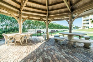 Condo, 1 King Bed with Sofa bed (Islander Beach Resort 2002) | Outdoor dining