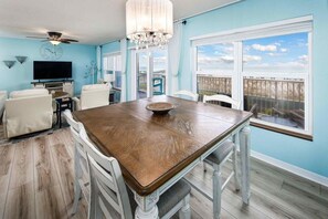 คอนโด, เตียงคิงไซส์ 1 เตียง และโซฟาเบด (Islander Beach Resort 2002) | ร้านอาหาร