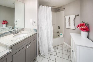 Bathroom - Islander Beach Resort 2002 (Fort Walton Beach)