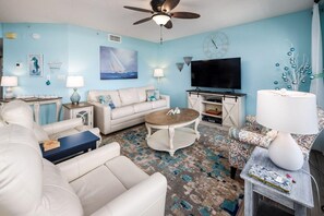 Kondominium, 1 Tempat Tidur King dengan tempat tidur Sofa (Islander Beach Resort 2002) | Area keluarga