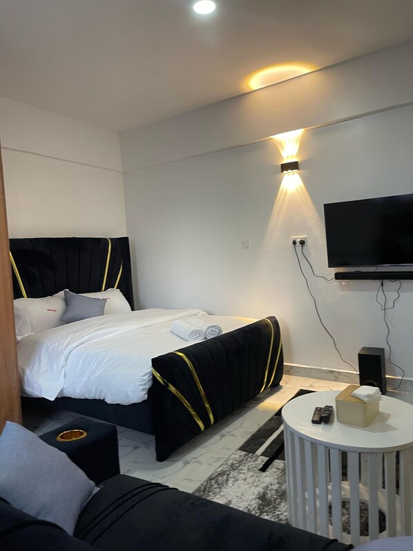 Tabla de planchar con plancha, wifi y ropa de cama 