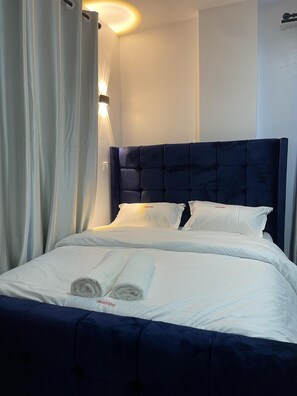 Tabla de planchar con plancha, wifi y ropa de cama 