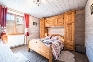 1 dormitorio, tabla de planchar con plancha, wifi y ropa de cama