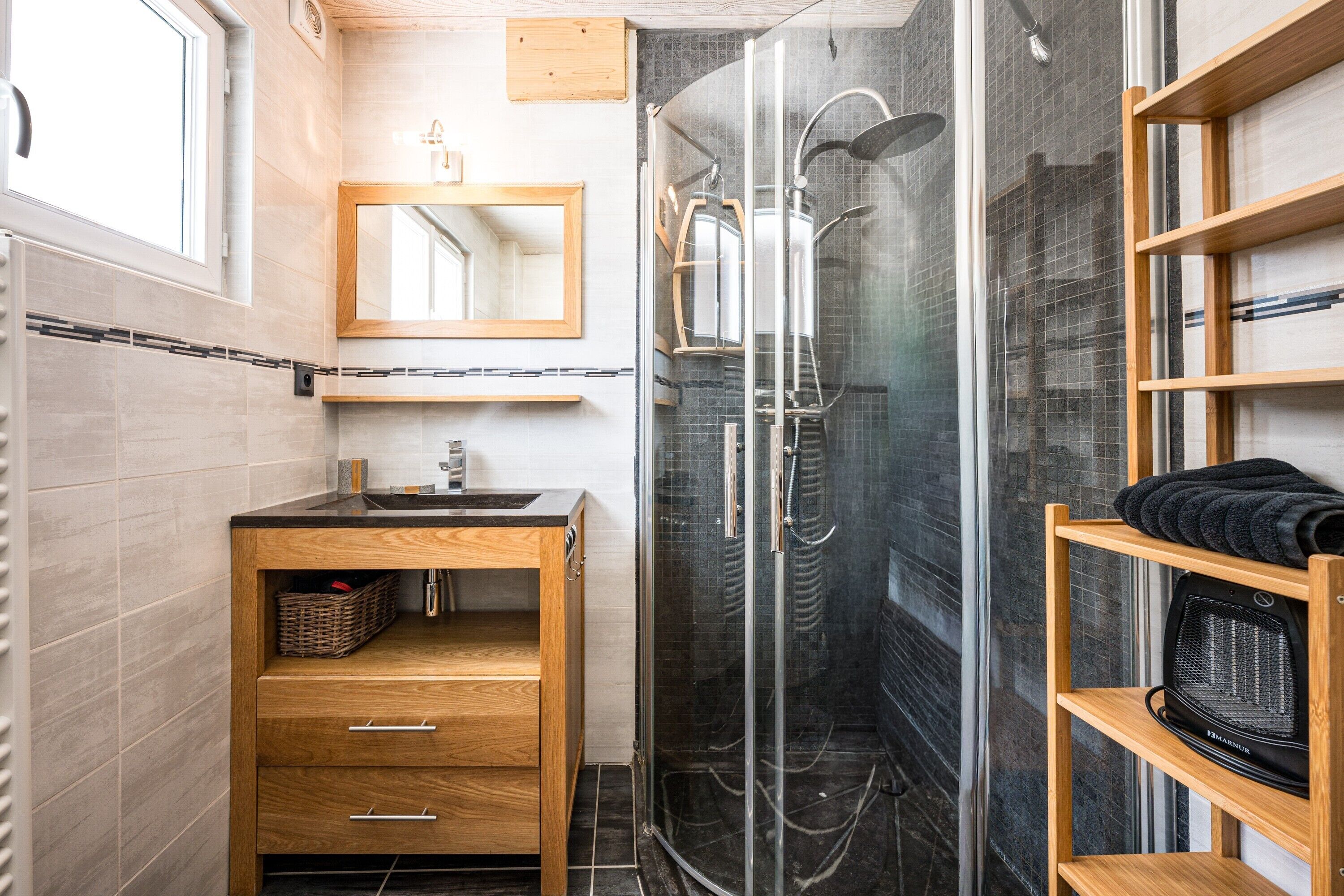 Douche, sèche-cheveux, serviettes fournies