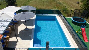 Rumah (Five Bedroom Holiday Home) | Kolam renang outdoor | Kolam renang outdoor, dengan payung kolam renang dan kursi berjemur