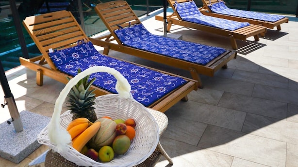 บ้านพัก (Five Bedroom Holiday Home) | สระว่ายน้ำกลางแจ้ง | สระว่ายน้ำกลางแจ้ง, ร่มริมสระว่ายน้ำ, เก้าอี้อาบแดดริมสระ